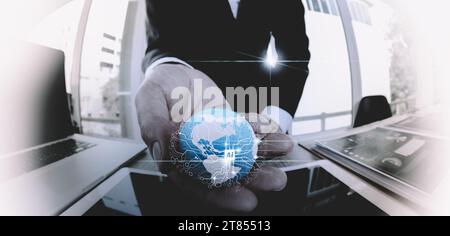 KI Big Data der globalen Netzwerkverbindung in der Hand von Geschäftsleuten, Internet und digitale Technologie, Wissenschaft und künstliche Intelligenz, digitale Technologie Stockfoto