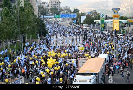Jerusalem, Israel. November 2023. Zehntausende Menschen schließen sich den Familien der Geiseln an, die die Hamas in Gaza festgehalten hat, während sie am fünften Tag eines marsches von Tel Aviv nach Jerusalem am Samstag, den 18. November 2023, einreisen. Nach Angaben israelischer Beamter werden seit dem 7. Oktober 240 Geiseln von der Hamas festgehalten. Foto: Debbie Hill/ Credit: UPI/Alamy Live News Stockfoto