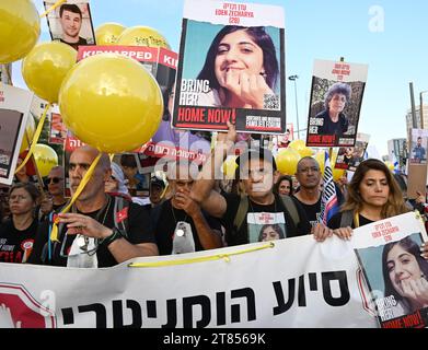 Jerusalem, Israel. November 2023. Zehntausende Menschen schließen sich den Familien der Geiseln an, die die Hamas in Gaza festgehalten hat, während sie am fünften Tag eines marsches von Tel Aviv nach Jerusalem am Samstag, den 18. November 2023, einreisen. Nach Angaben israelischer Beamter werden seit dem 7. Oktober 240 Geiseln von der Hamas festgehalten. Foto: Debbie Hill/ Credit: UPI/Alamy Live News Stockfoto