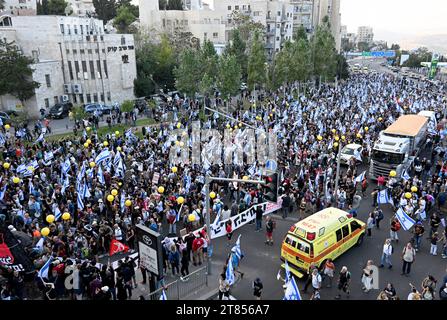 Jerusalem, Israel. November 2023. Zehntausende Menschen schließen sich den Familien der Geiseln an, die die Hamas in Gaza festgehalten hat, während sie am fünften Tag eines marsches von Tel Aviv nach Jerusalem am Samstag, den 18. November 2023, einreisen. Nach Angaben israelischer Beamter werden seit dem 7. Oktober 240 Geiseln von der Hamas festgehalten. Foto: Debbie Hill/ Credit: UPI/Alamy Live News Stockfoto