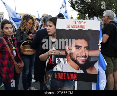 Jerusalem, Israel. November 2023. Zehntausende Menschen schließen sich den Familien der Geiseln an, die die Hamas in Gaza festgehalten hat, während sie am fünften Tag eines marsches von Tel Aviv nach Jerusalem am Samstag, den 18. November 2023, einreisen. Nach Angaben israelischer Beamter werden seit dem 7. Oktober 240 Geiseln von der Hamas festgehalten. Foto: Debbie Hill/ Credit: UPI/Alamy Live News Stockfoto
