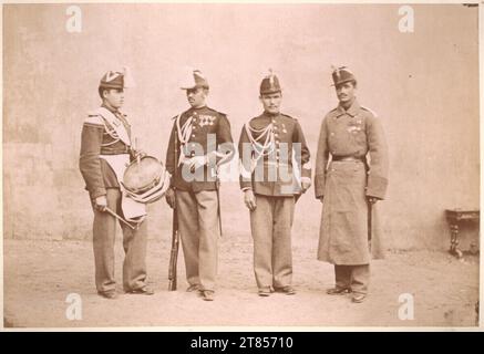 Franz Duschek rumänisches Militär: Drei Soldaten und ein Schlagzeuger. Albuminpapier auf der Schachtel Stockfoto