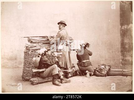 Franz Duschek rumänisches Militär: Drei Soldaten während der Schießübung. Albuminpapier auf der Schachtel Stockfoto