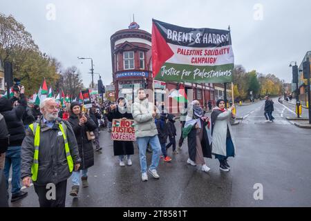 Camden, London, Großbritannien. November 23. Anfang märz. Rund zweitausend füllen die Gehsteige am Bahnhof Chalk Farm und marschieren solidarisch nach Camden Town und weiter zu einer Kundgebung vor dem Büro der Abgeordneten Keir Starmer und Tulip Siddiq. Die Demonstranten äußerten sich schockiert über die Ermordung unschuldiger Zivilisten, darunter Kinder, Ärzte und Patienten, forderten einen sofortigen Waffenstillstand in Gaza und waren wütend, dass Starmer Labour dazu gebracht hatte, dagegen zu stimmen. Peter Marshall/Alamy Live News Stockfoto