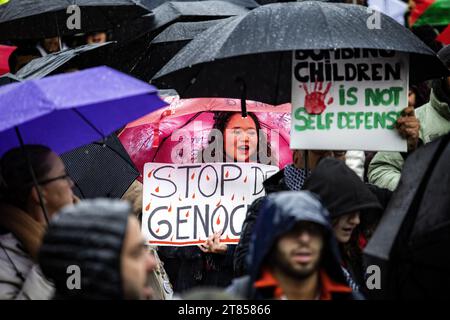 Amsterdam, Niederlande. November 2023. AMSTERDAM - Demonstranten nehmen am Roten Marsch in Amsterdam Teil. Der Rote Marsch, wie die Aktion genannt wird, soll einen Waffenstillstand im Gazastreifen fordern, wo Israel und die Hamas im Krieg sind. ANP RAMON VAN FLYMEN niederlande Out - belgien Out Credit: ANP/Alamy Live News Stockfoto