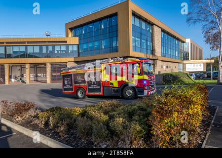 Feuerwehrauto verlässt die Feuerwache auf blauem Licht, South Park, South Park Avenue, Lincoln City, Lincolnshire, England, Großbritannien Stockfoto