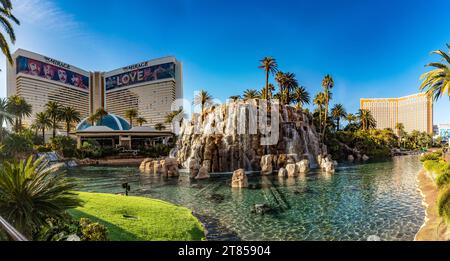 Las Vegas; USA; 19. Januar 2023: Panoramablick auf den See und den Vulkan vom Mirage Casino und Treasure Island Hotel Las Vegas in der Mitte von t Stockfoto