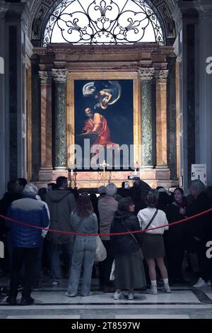 Rom, Italien. November 2023. Gemälde von Michelangelo Merisi, genannt Caravaggio die Inspiration des heiligen Matthäus, ist in der Contarelli-Kapelle in der Kirche des Heiligen Ludwig der Franzosen (San Luigi dei Francesi) am 17. November 2023 in Rom, Italien zu sehen. Quelle: dpa/Alamy Live News Stockfoto
