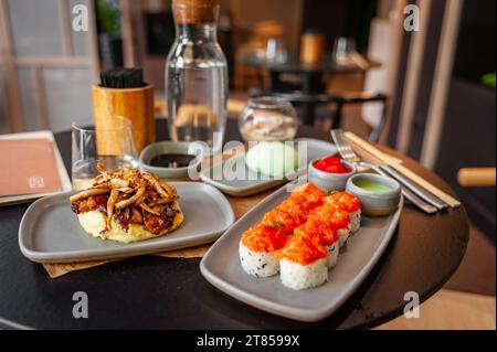 Sushi-Brötchen mit Lachs-Tatar und Sesamsamen Stockfoto