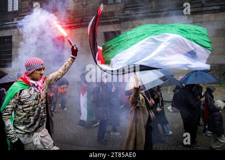 Amsterdam, Niederlande. November 2023. AMSTERDAM - Demonstranten nehmen am Roten Marsch in Amsterdam Teil. Der Rote Marsch, wie die Aktion genannt wird, soll einen Waffenstillstand im Gazastreifen fordern, wo Israel und die Hamas im Krieg sind. ANP RAMON VAN FLYMEN niederlande Out - belgien Out Credit: ANP/Alamy Live News Stockfoto