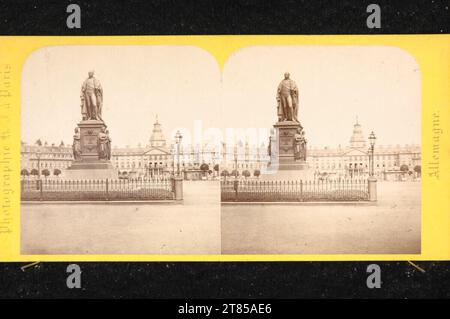 Hippolyte Jouvin Karlsruhe: Das 1844 entstandene Großherzog Karl-Friedrich-Denkmal von Ludwig Schwanthaler vor der Burg. Albuminpapier, auf der Box / Stereoformat um 1865 Stockfoto