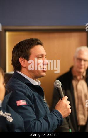 Des Moines, IA, USA. November 2023. Florida Gouverneur und republikanischer Präsidentschaftskandidat RON DESANTIS im DeSantis Iowa Campaign Office, eröffnet am Freitag, den 17. November 2023 in des Moines, IA. (Kreditbild: © Fritz Nordengren/ZUMA Press Wire) NUR REDAKTIONELLE VERWENDUNG! Nicht für kommerzielle ZWECKE! Stockfoto