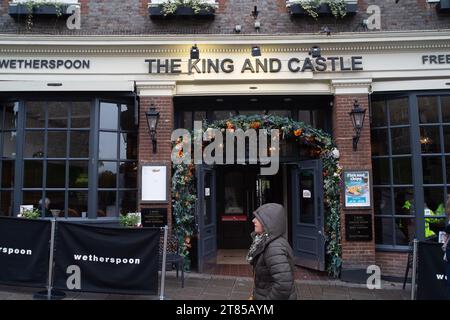 Windsor, Berkshire, Großbritannien. Dezember 2023. Der Wetherspoon King and Castle Pub in Windsor. Die Stadt Windsor, Berkshire im Royal Borough of Windsor & Maidenhead, bereitet sich auf Weihnachten vor. Kredit: Maureen McLean/Alamy Stockfoto