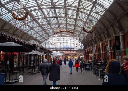 Windsor, Berkshire, Großbritannien. Dezember 2023. Weihnachtsdekoration in einem Einkaufszentrum in Windsor. Die Stadt Windsor, Berkshire im Royal Borough of Windsor & Maidenhead, bereitet sich auf Weihnachten vor. Kredit: Maureen McLean/Alamy Stockfoto