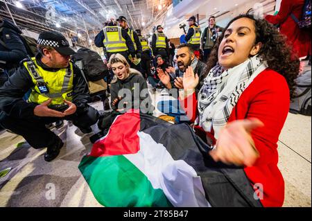 London, Großbritannien. November 2023. Palästinenser protestieren und fordern jetzt eine Waffenruhe in Waterloo, obwohl die Polizei eine Mitteilung gemäß Abschnitt 14 ausstellt. Die Menge reagiert weiterhin auf den jüngsten Ausbruch der Gewalt und die israelische Reaktion im Gazastreifen. Der Protest wurde von Stop the war, der Palestine Solidarity Campaign UK und Friends of Al Aqsa organisiert. Guy Bell/Alamy Live News Stockfoto