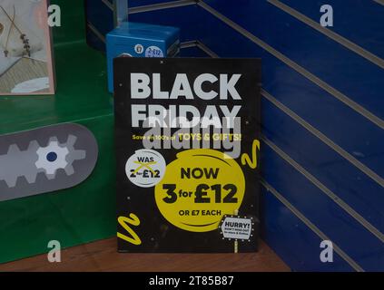 Windsor, Berkshire, Großbritannien. Dezember 2023. Der Verkauf am Black Friday begann in einer Reihe von Geschäften in Windsor. Die Stadt Windsor, Berkshire im Royal Borough of Windsor & Maidenhead, bereitet sich auf Weihnachten vor. Kredit: Maureen McLean/Alamy Stockfoto