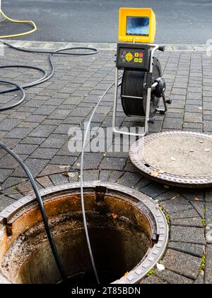 Ein Reinigungsunternehmen prüft einen verstopften Abfluss mit einer Kamera, bevor er ausgespült wird Stockfoto