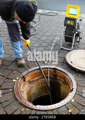 Ein Reinigungsunternehmen prüft einen verstopften Abfluss mit einer Kamera, bevor er ausgespült wird Stockfoto