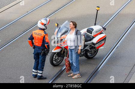 Stadtpolzei Zürich eine Frau spricht mit einem Polizisten der Stadtpolizei Zürich. Zürich, Schweiz, 29.10.2022 *** Stadtpolizei Zürich Eine Frau spricht mit einem Polizisten der Stadtpolizei Zürich, Schweiz, 29 10 2022 Credit: Imago/Alamy Live News Stockfoto