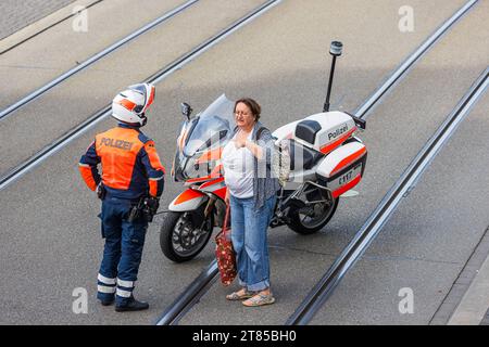 Stadtpolzei Zürich eine Frau spricht mit einem Polizisten der Stadtpolizei Zürich. Zürich, Schweiz, 29.10.2022 *** Stadtpolizei Zürich Eine Frau spricht mit einem Polizisten der Stadtpolizei Zürich, Schweiz, 29 10 2022 Credit: Imago/Alamy Live News Stockfoto