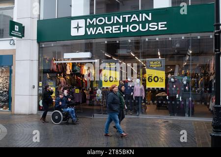 Windsor, Berkshire, Großbritannien. Dezember 2023. Ein Black Friday-Verkauf hat früh bei Mountain Warehouse begonnen. Die Stadt Windsor, Berkshire im Royal Borough of Windsor & Maidenhead, bereitet sich auf Weihnachten vor. Kredit: Maureen McLean/Alamy Stockfoto