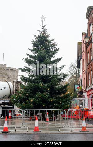 Windsor, Berkshire, Großbritannien. Dezember 2023. Die Arbeiten an der Fußgängerzone der Straße vor Windsor Castle werden fortgesetzt. Die Stadt Windsor, Berkshire im Royal Borough of Windsor & Maidenhead, bereitet sich auf Weihnachten vor. Kredit: Maureen McLean/Alamy Stockfoto