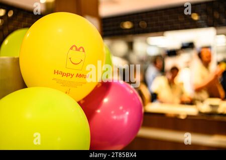 Berlin - 10. April 2023: Werbung für Happy Meal auf gelben Ballons in McDonald's Inside Stockfoto