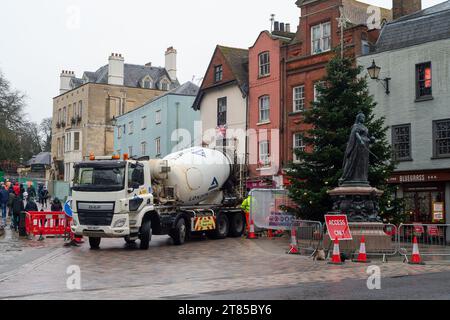 Windsor, Berkshire, Großbritannien. Dezember 2023. Die Arbeiten an der Fußgängerzone der Straße vor Windsor Castle werden fortgesetzt. Die Stadt Windsor, Berkshire im Royal Borough of Windsor & Maidenhead, bereitet sich auf Weihnachten vor. Kredit: Maureen McLean/Alamy Stockfoto