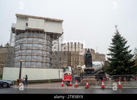 Windsor, Berkshire, Großbritannien. Dezember 2023. Die Arbeiten an der Fußgängerzone der Straße vor Windsor Castle werden fortgesetzt. Die Stadt Windsor, Berkshire im Royal Borough of Windsor & Maidenhead, bereitet sich auf Weihnachten vor. Kredit: Maureen McLean/Alamy Stockfoto