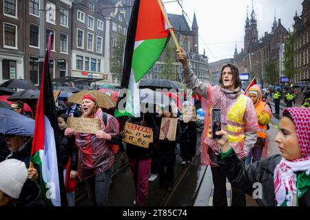 Amsterdam, Niederlande. November 2023. AMSTERDAM - Demonstranten nehmen am Roten Marsch in Amsterdam Teil. Der Rote Marsch, wie die Aktion genannt wird, soll einen Waffenstillstand im Gazastreifen fordern, wo Israel und die Hamas im Krieg sind. ANP RAMON VAN FLYMEN niederlande Out - belgien Out Credit: ANP/Alamy Live News Stockfoto