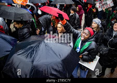 Amsterdam, Niederlande. November 2023. AMSTERDAM - Demonstranten nehmen am Roten Marsch in Amsterdam Teil. Der Rote Marsch, wie die Aktion genannt wird, soll einen Waffenstillstand im Gazastreifen fordern, wo Israel und die Hamas im Krieg sind. ANP RAMON VAN FLYMEN niederlande Out - belgien Out Credit: ANP/Alamy Live News Stockfoto