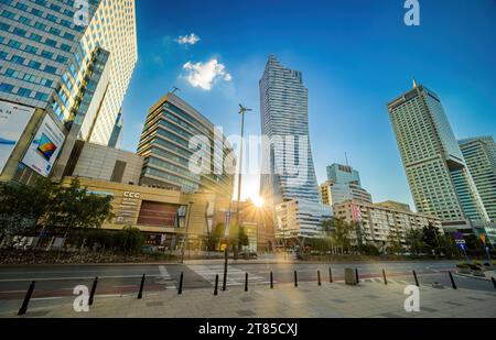 Warschau, Polen - 10. August 2023: Central Avenue mit Business Wolkenkratzern bei Sonnenuntergang in Einem Zentrum von Warschau in Polen Stockfoto