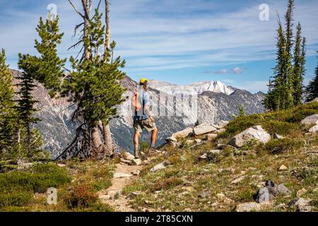 OR02776-00...OREGON - Wanderer mit Blick auf das Matterhorn von der Route zwischen Hobo und Bear Lakes; Eagle Cap Wilderness. Stockfoto