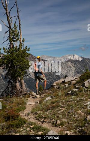 OR02777-00...OREGON - Wanderer mit Blick auf das Matterhorn von der Route zwischen Hobo und Bear Lakes; Eagle Cap Wilderness. Stockfoto