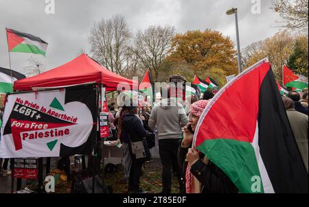 LGBT unterschreiben palästinensische Proteste im Zentrum von Manchester. UK. Über tausend Demonstranten versammelten sich im Whitworth Park, um einen Waffenstillstand zu fordern. Anschließend marschierten sie an der Manchester University entlang der Oxford Rd in das Stadtzentrum. Die Polizei bewachte Filialen, von denen die Demonstranten sagten, sie hätten Verbindungen zu Israel, einschließlich McDonalds und Fisher Geram. Der marsch endete in der Kathedrale von Manchester, wo einige Demonstranten die Kathedralengeländer aufbauten und Fahnen schwenkten. Manchester UK. Bild: Garyroberts/worldwidefeatures.com Stockfoto