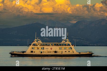 Autofähre Romanshorn in den Abendstunden fährt die Autofähre Romanshorn den Hafen von Friedrichshafen an. Romanshorn, Schweiz, 21.08.2023 *** Romanshorn Autofähre in den Abendstunden fährt die Romanshorn Autofähre im Hafen von Friedrichshafen Romanshorn, Schweiz, 21 08 2023 Credit: Imago/Alamy Live News Stockfoto