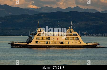 Autofähre Romanshorn in den Abendstunden fährt die Autofähre Romanshorn den Hafen von Friedrichshafen an. Romanshorn, Schweiz, 21.08.2023 *** Romanshorn Autofähre in den Abendstunden fährt die Romanshorn Autofähre im Hafen von Friedrichshafen Romanshorn, Schweiz, 21 08 2023 Credit: Imago/Alamy Live News Stockfoto