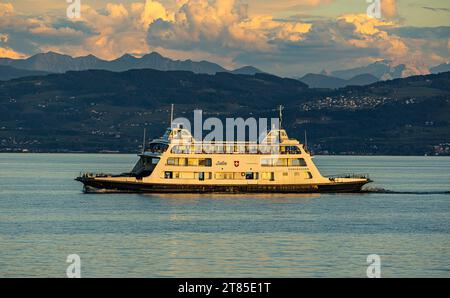 Autofähre Romanshorn in den Abendstunden fährt die Autofähre Romanshorn den Hafen von Friedrichshafen an. Romanshorn, Schweiz, 21.08.2023 *** Romanshorn Autofähre in den Abendstunden fährt die Romanshorn Autofähre im Hafen von Friedrichshafen Romanshorn, Schweiz, 21 08 2023 Credit: Imago/Alamy Live News Stockfoto