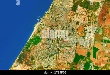 Ashkelon, Israel - Nahansicht der Stadt Ashkelon, Satellitenansicht, Draufsicht, Grenze neu gefärbt, bearbeitet Stockfoto