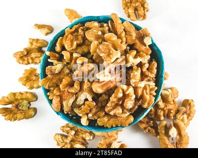 Nussbaum. Walnüsse Gesundheit Bio weiß Hintergrund Konzept. Walnüsse in blauer Schüssel Stockfoto