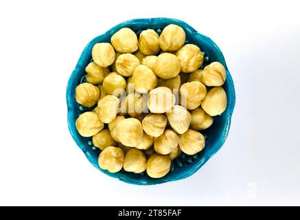 Haselnuss. Haselnuss Gesundheit Bio filbert weiß Hintergrund Konzept. Haselnuss in blauer Schüssel Stockfoto