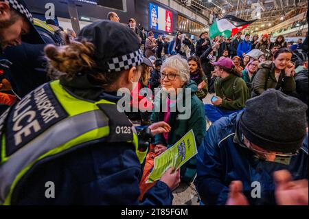 London, Großbritannien. November 2023. Palästinenser protestieren und fordern jetzt eine Waffenruhe in Waterloo, obwohl die Polizei eine Mitteilung gemäß Abschnitt 14 ausstellt. Die Menge reagiert weiterhin auf den jüngsten Ausbruch der Gewalt und die israelische Reaktion im Gazastreifen. Der Protest wurde von Stop the war, der Palestine Solidarity Campaign UK und Friends of Al Aqsa organisiert. Guy Bell/Alamy Live News Stockfoto