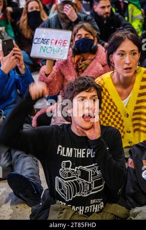 London, Großbritannien. November 2023. Palästinenser protestieren und fordern jetzt eine Waffenruhe in Waterloo, obwohl die Polizei eine Mitteilung gemäß Abschnitt 14 ausstellt. Die Menge reagiert weiterhin auf den jüngsten Ausbruch der Gewalt und die israelische Reaktion im Gazastreifen. Der Protest wurde von Stop the war, der Palestine Solidarity Campaign UK und Friends of Al Aqsa organisiert. Guy Bell/Alamy Live News Stockfoto