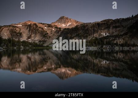 OR02807-00...OREGON - Letztes Leuchten auf Eagle Cap und eine Reflexion im Mirror Lake in der Eagle Cap Wilderness Area. Stockfoto