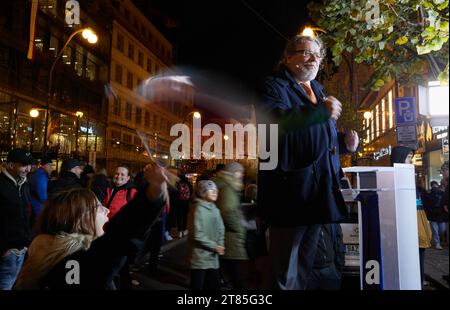 Der tschechische MdEP Alexandr Vondra (ODS) in der Straße Narodni Trida, gedenkt an die Ereignisse vom 17. November 1989 in Narodni Trida, Prag, Tschechische Republik, November Stockfoto