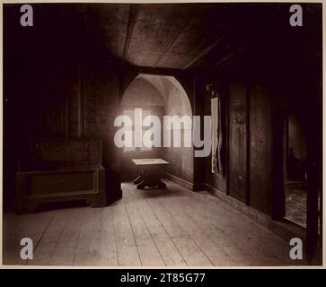 Jakob August Lorent Meran, Zimmer mit Alkhoven im alten Landesfürstenschloss. Albuminpapier, aus Gelatinetrocknungsplatte, auf einer Basisbox gut nach 1873 Stockfoto