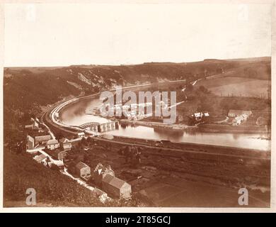 Société Royale Belge de Photographie Flussbiegung mit Dorf und Eisenbahnbrücke im Bau, von einem Hügel aus gesehen. Albuminpapier auf der Schachtel Stockfoto