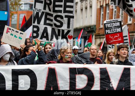 Bristol, Großbritannien. November 2023. Pro-palästinensische Anhänger, die Plakate tragen und palästinensische Fahnen schwenken, sind abgebildet, als sie in einem protestmarsch durch Bristol marschieren, um ihre Solidarität mit dem palästinensischen Volk zu zeigen. Der protestmarsch und die Kundgebung „Aktionstag für Palästina“ wurden abgehalten, um den Menschen zu ermöglichen, ihre Unterstützung und Solidarität mit dem palästinensischen Volk zu zeigen und gegen die jüngsten israelischen Aktionen im Gazastreifen zu protestieren. Quelle: Lynchpics/Alamy Live News Stockfoto