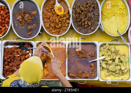 Blick aus einem hohen Winkel auf asiatische Speisen und Köstlichkeiten in Kota Kinabalu Sabah Borneo Malaysia Stockfoto