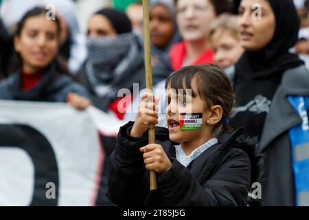 Bristol, Großbritannien. November 2023. Pro-palästinensische Anhänger, die Plakate tragen und palästinensische Fahnen schwenken, sind abgebildet, als sie in einem protestmarsch durch Bristol marschieren, um ihre Solidarität mit dem palästinensischen Volk zu zeigen. Der protestmarsch und die Kundgebung „Aktionstag für Palästina“ wurden abgehalten, um den Menschen zu ermöglichen, ihre Unterstützung und Solidarität mit dem palästinensischen Volk zu zeigen und gegen die jüngsten israelischen Aktionen im Gazastreifen zu protestieren. Quelle: Lynchpics/Alamy Live News Stockfoto